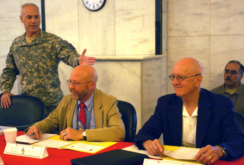 Army General Introduces Agriculture Leader at Iraq Roundtable