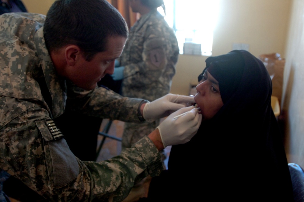 U.S. Army Captain Provides Medical Care to Iraqi Woman