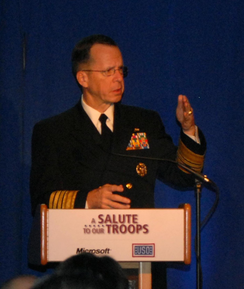 Mullen Honors Wounded Warriors at USO Dinner