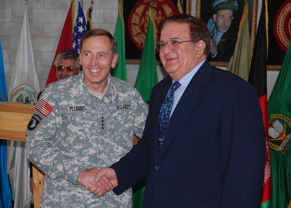 Petraeus Meets with Afghan Defense Minister in Kabul