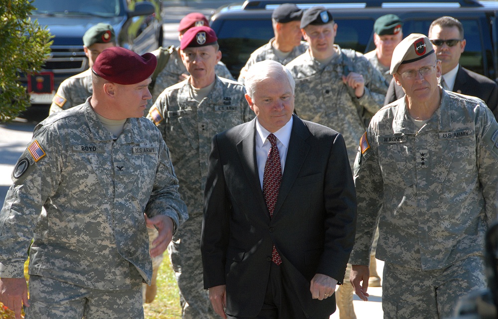 Defense Secretary Gates Visits U.S. Army Special Operations Command