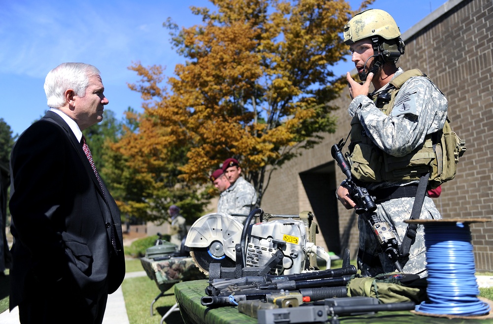 Defense Secretary Gates Receives Briefing from Special Forces Sergeant at Fort Bragg