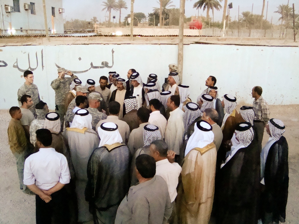 Army Lt. Col. Welcomes Sunni and Shiia Detainees Back to Communities in Iraq