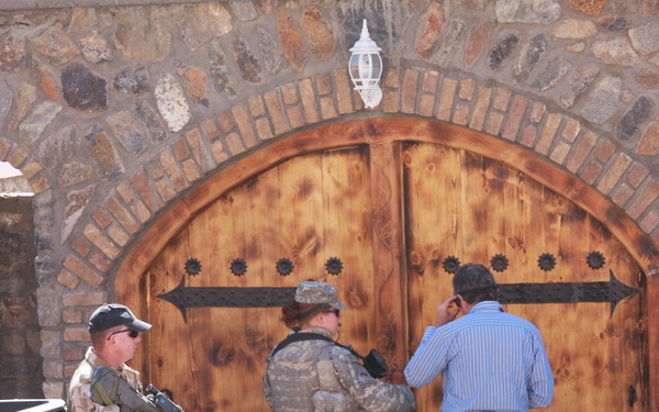 New Zealand Soldier Guards as U.S. and New Zealand Officials Visit Afghan Park