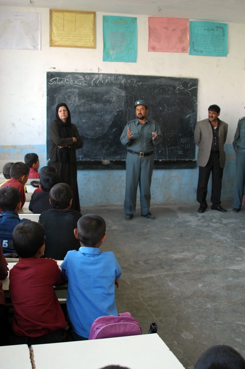 Police Chief Visits Afshar School, Assures Students of Support