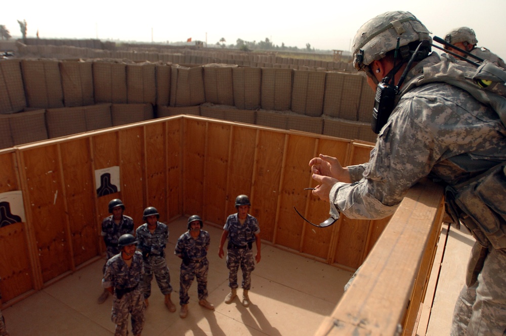 U.S. Army Sergeant Trains Iraqi Police on Room Clearing Tactics