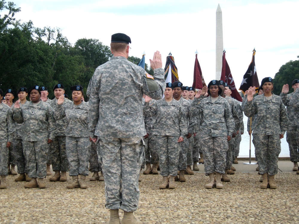 Army Surgeon General Administers Reenlistment Oath to Soldier-Medics at Lincoln Memorial