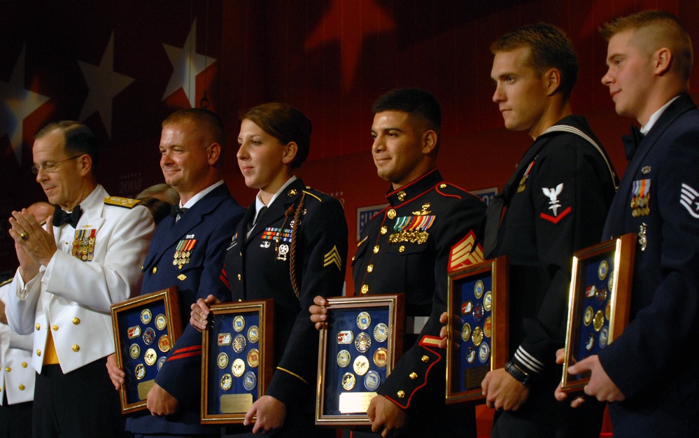 Joint Chiefs Chairman Honors Top Servicemembers at USO Gala
