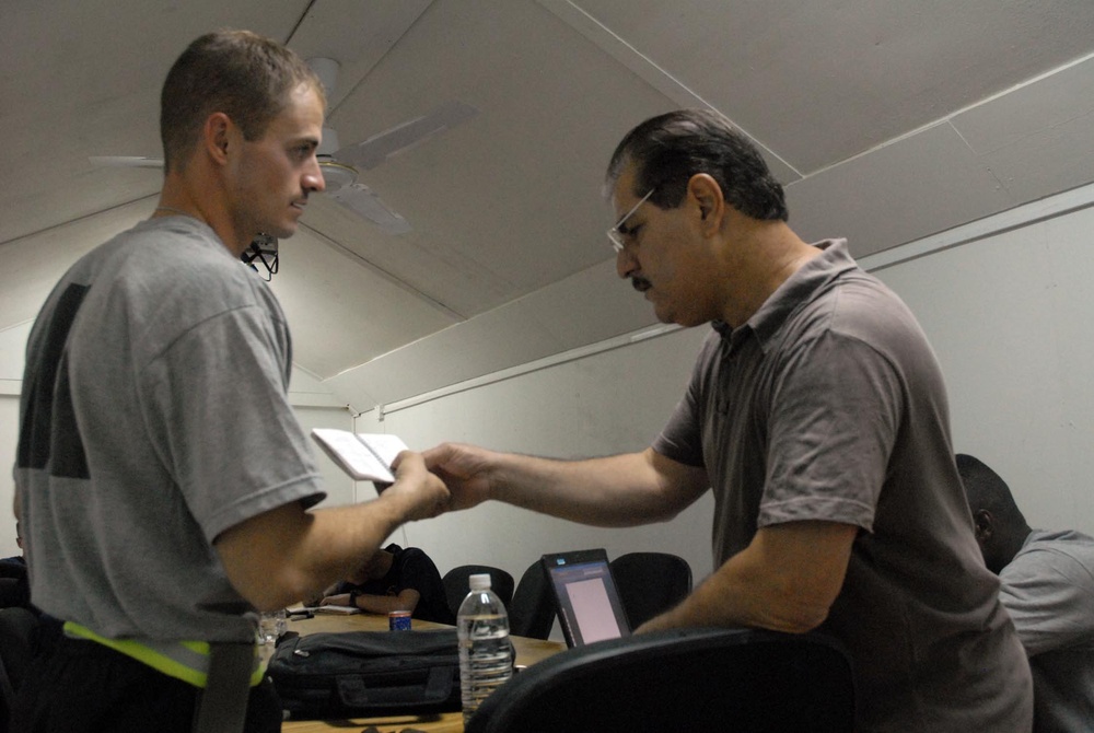 Army Spc. Asks Question During Cultural Awareness Class in Baghdad