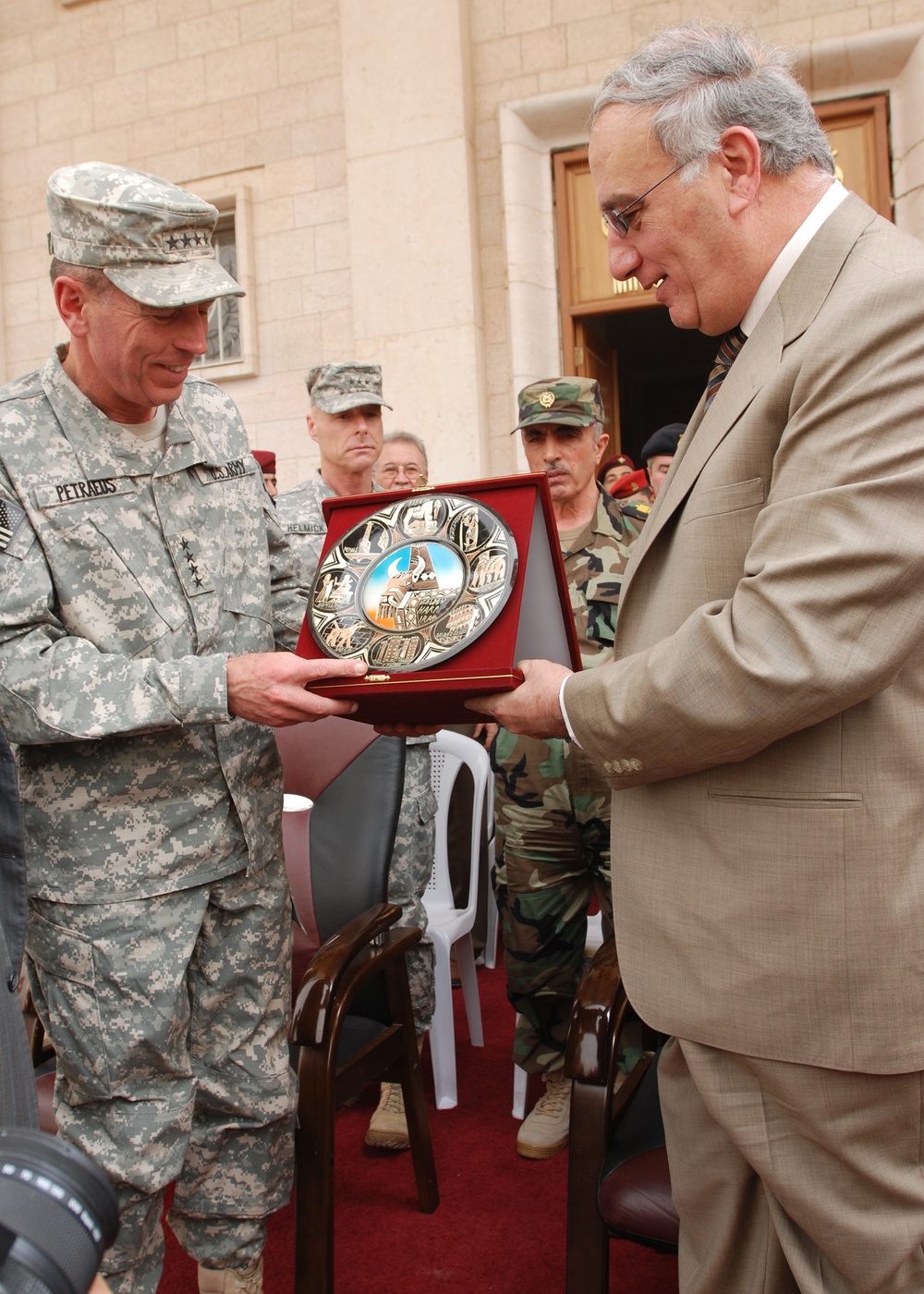 Iraqi Defense Minister Presents Farewell Gift to Outgoing U.S. Commander Petraeus
