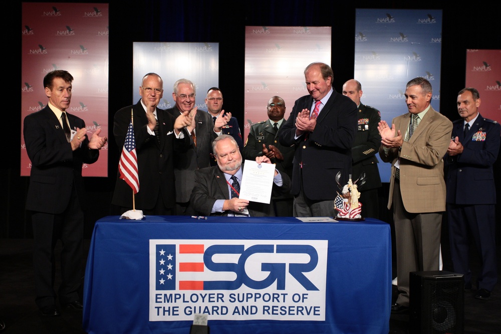 Postmaster Association President Signs Statement of Support for Guard and Reserve