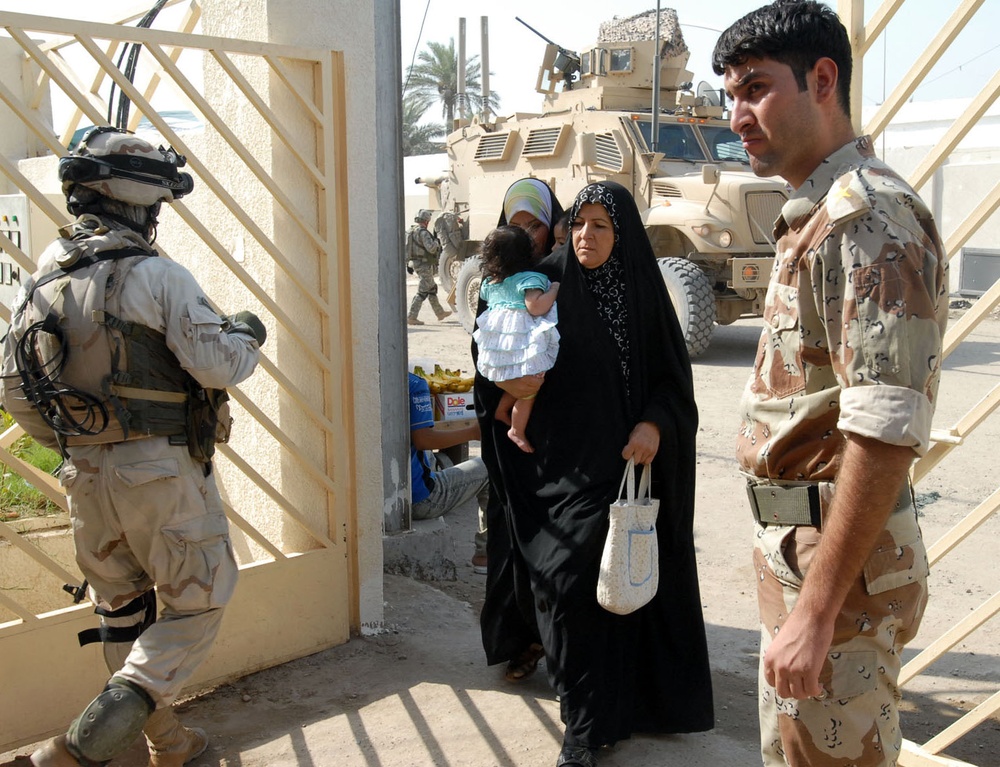 Iraqi, U.S. Troops Provide Medical Care in Sadr City
