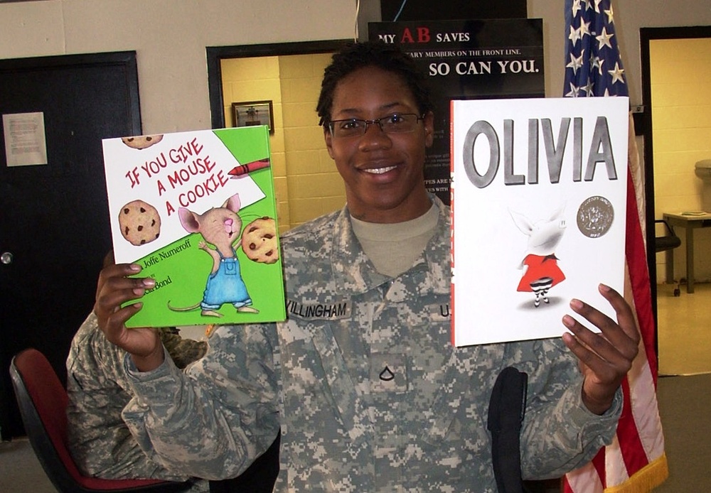 Army Pfc. Shares Books with Iraqi Children