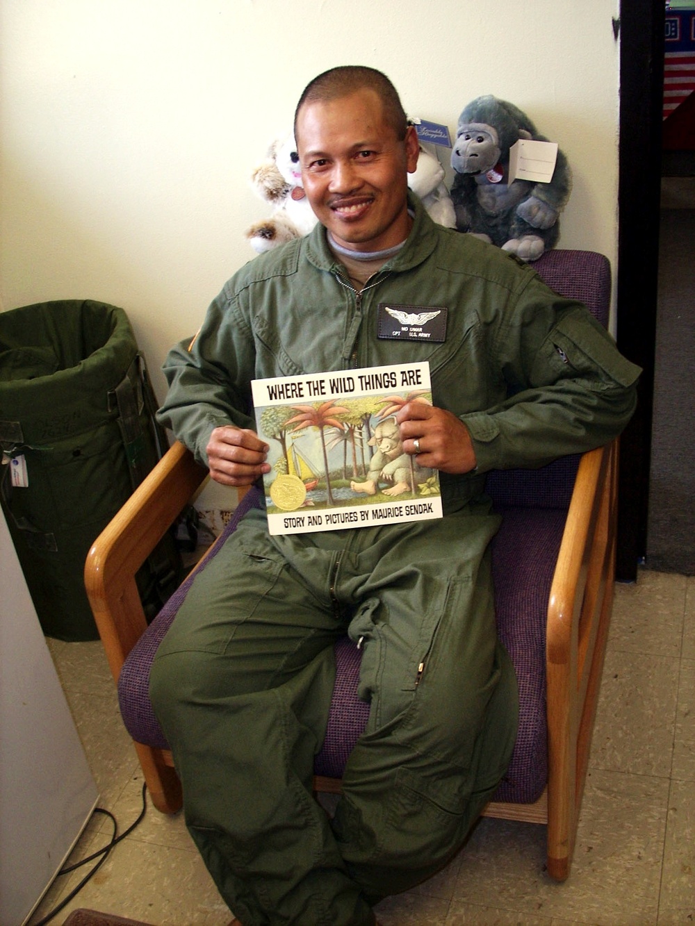 Cambodian Army Captain Reads to Children on Iraqi Base
