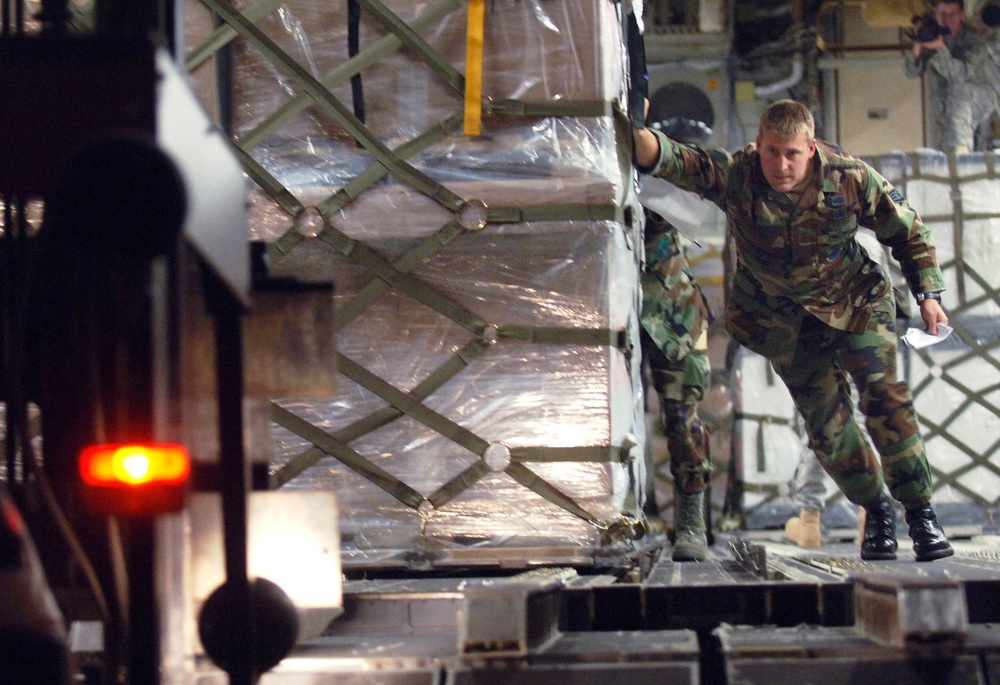 U.S. Airmen Deliver Humanitarian Aid to Georgia