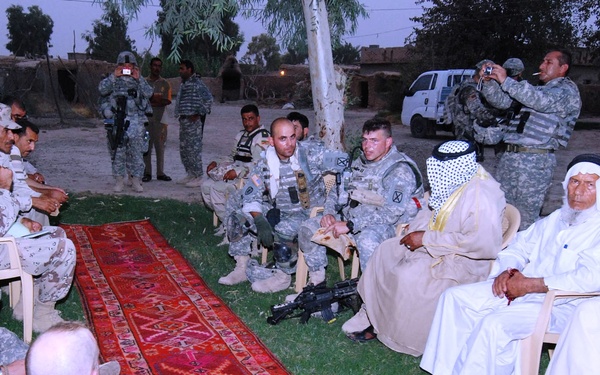 Iraqi, U.S. Forces Meet with Village Leaders in Sharqat