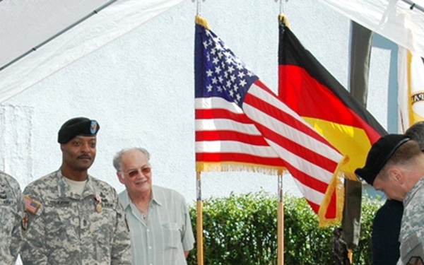 Darmstadt Mayor Presents Farewell Gift to Departing U.S. Army Garrison Commander