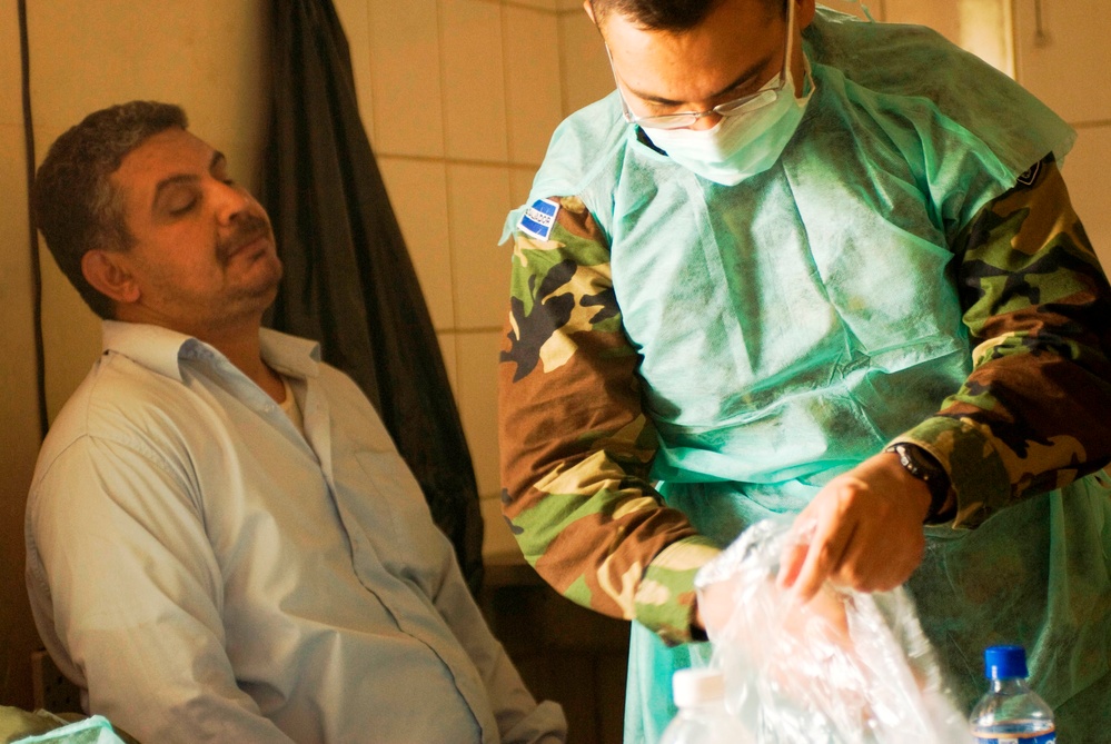Salvadoran Soldier Receives Dental Care During Medical Mission in Iraq