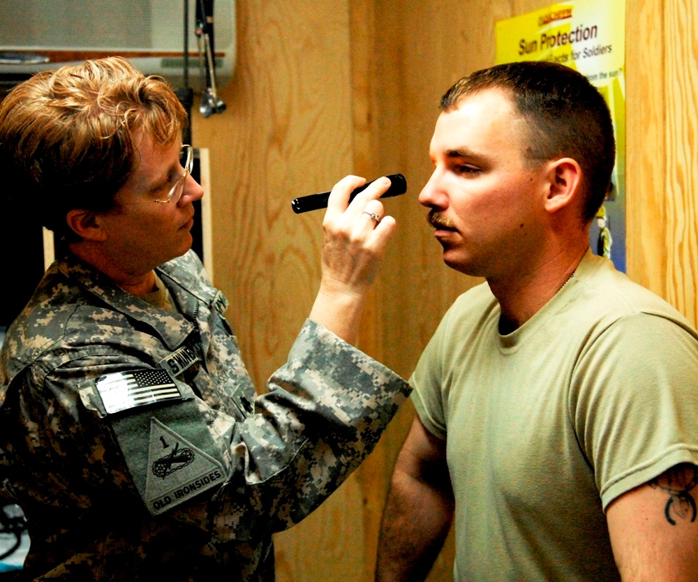 Army Doctor Evaluates Soldier for Concussion in Iraq