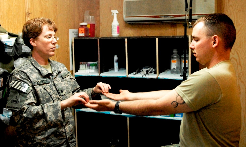 Army Doctor Evaluates Soldier's Concussion During Iraq Deployment
