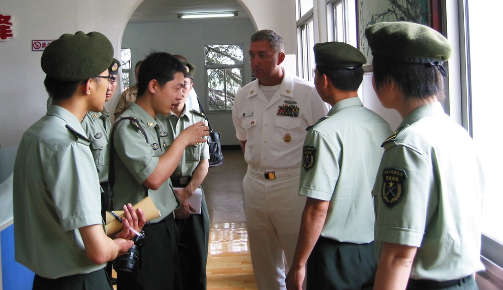 U.S. Pacific Fleet Master Chief Meets with Chinese Army NCOs in Nanjing