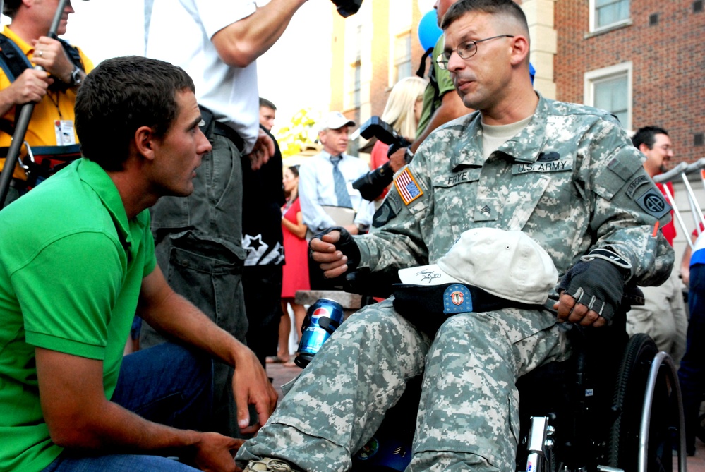 Pro Golfer Hosts Barbecue for Wounded Warrior at Walter Reed