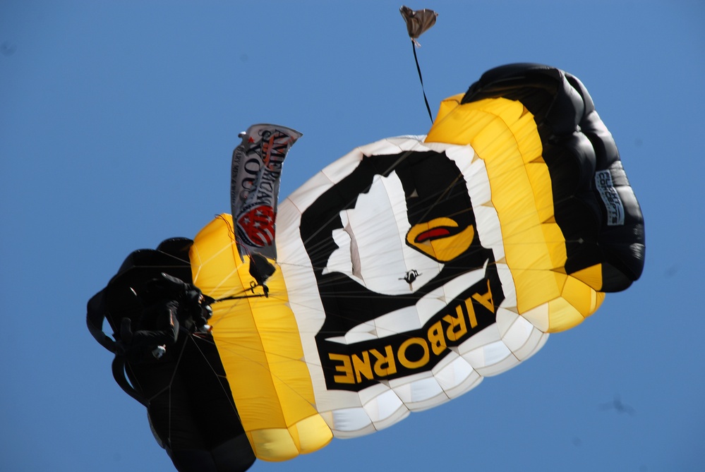 Screaming Eagles Parachutist Delivers Golf Balls for AT&amp;T National Tournament