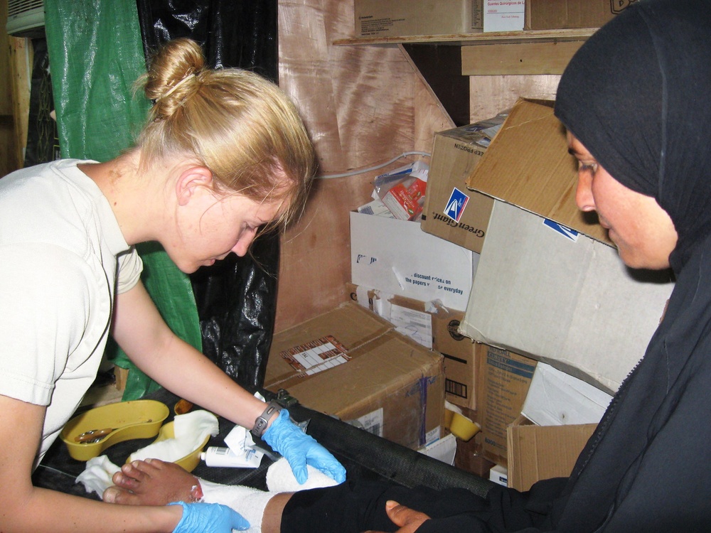 Iowa Soldier Provides Medical Care to Patient in Iraq