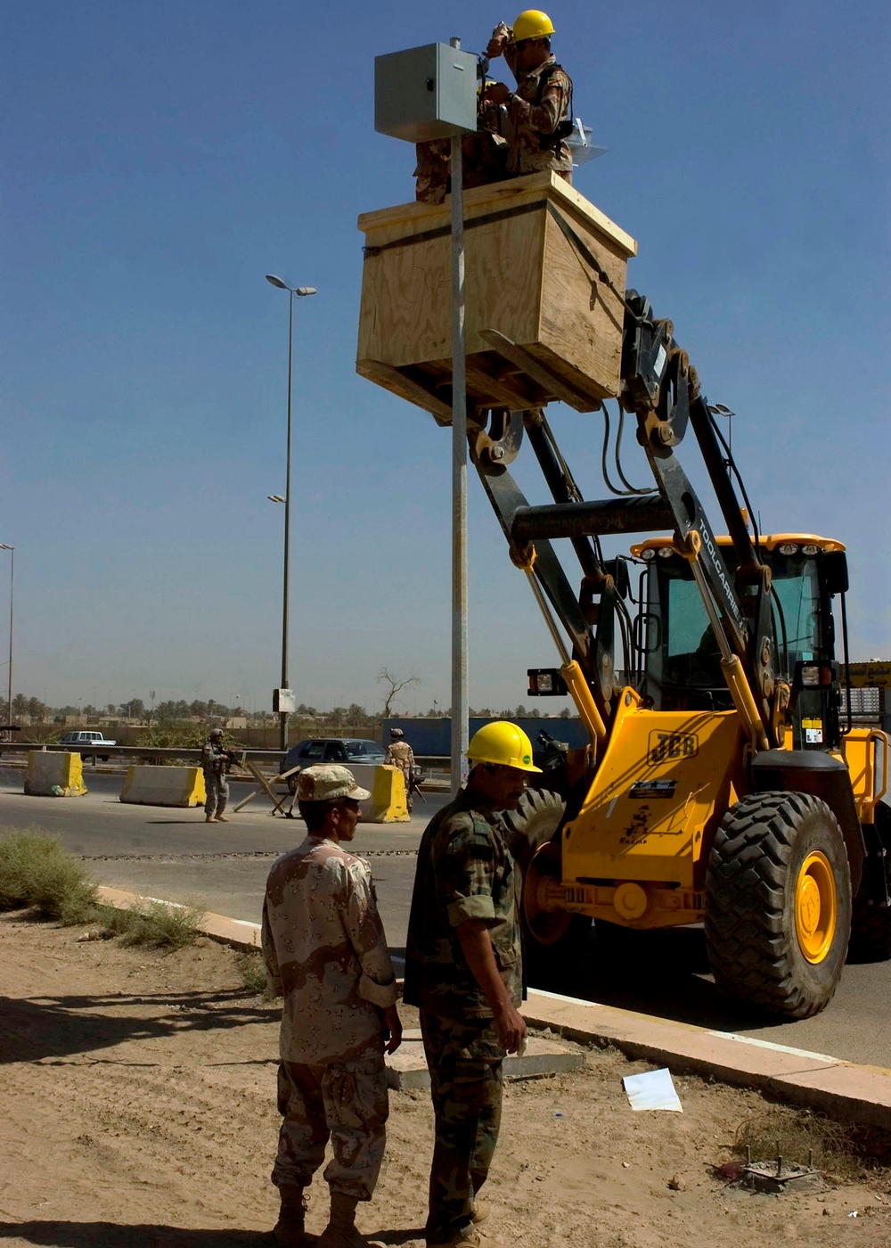 Iraqi Army Installs Solar-Powered Street Lights in Baghdad Neighborhoods