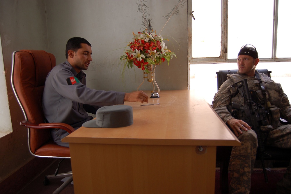 Afghan Police Commander Meets with U.S. Army Mentor in Kandahar
