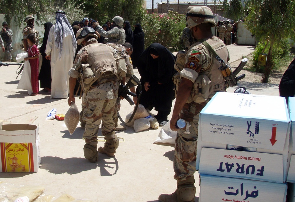 Iraqi, U.S. Troops Distribute Aid to Village West of Baghdad