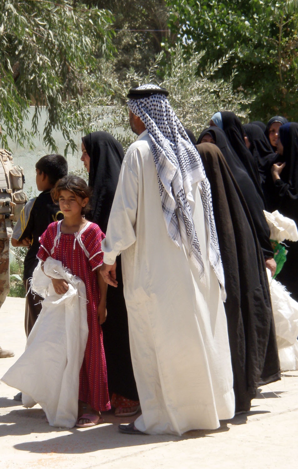 Iraqi, U.S. Troops Provide Aid to Village West of Baghdad