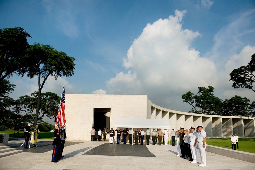 Adm. Mullen Attends Memorial for WWII Fallen at Manila Cemetery