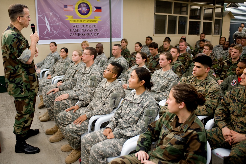 Mullen Meets with Troops in the Philippines