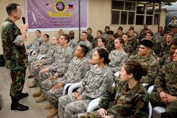 Mullen Meets with Troops in the Philippines