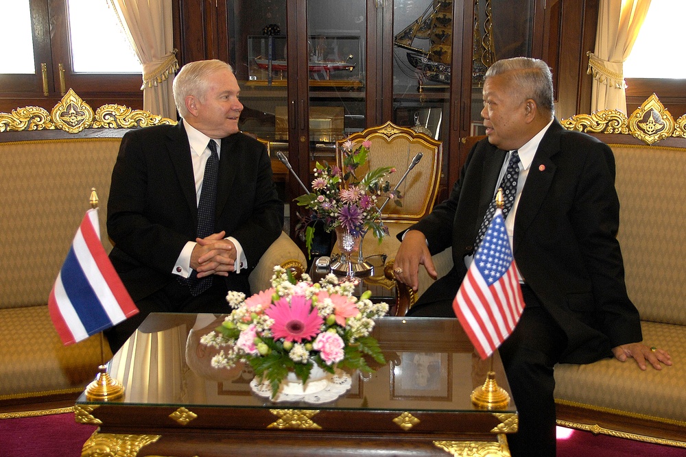 Gates Meets with Thai Prime Minister in Bangkok