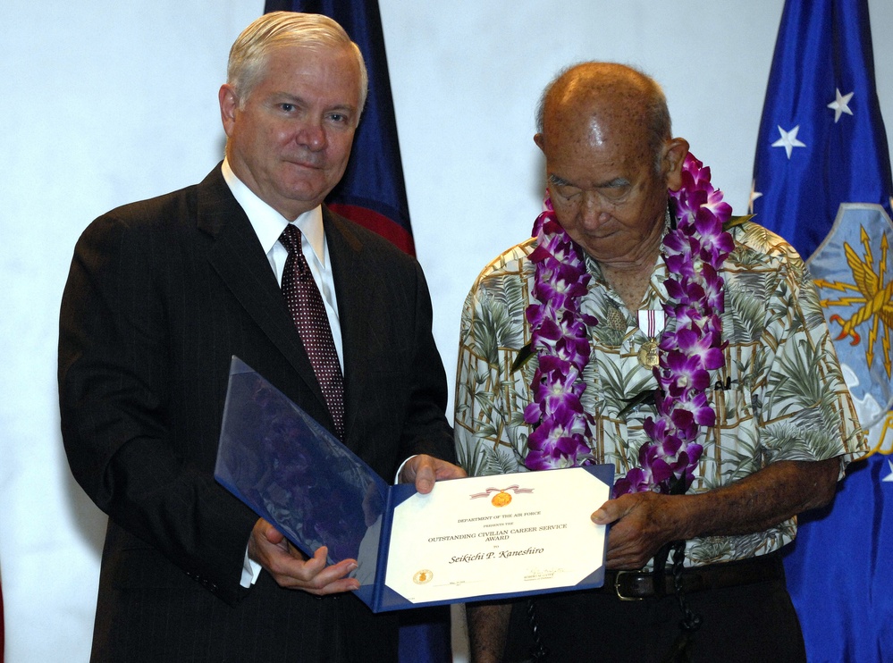 Defense Secretary Gates Honors Retiring Federal Employee with 66 Years of Service