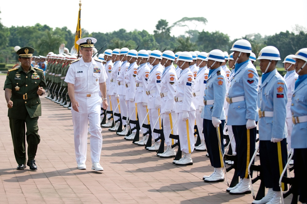 Mullen Welcomed by Indonesian Defense Chief in Jakarta