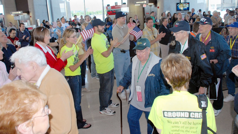World War II Veterans Welcomed at Reagan National Airport