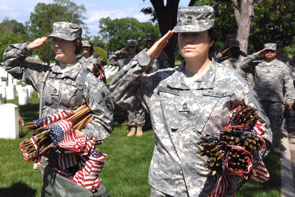 Army Sergeants Honor Fallen Heroes at Arlington National Cemetery
