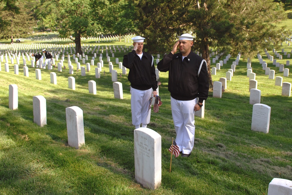 Navy Petty Officer Honors Fallen Heroes at Arlington National Cemetery