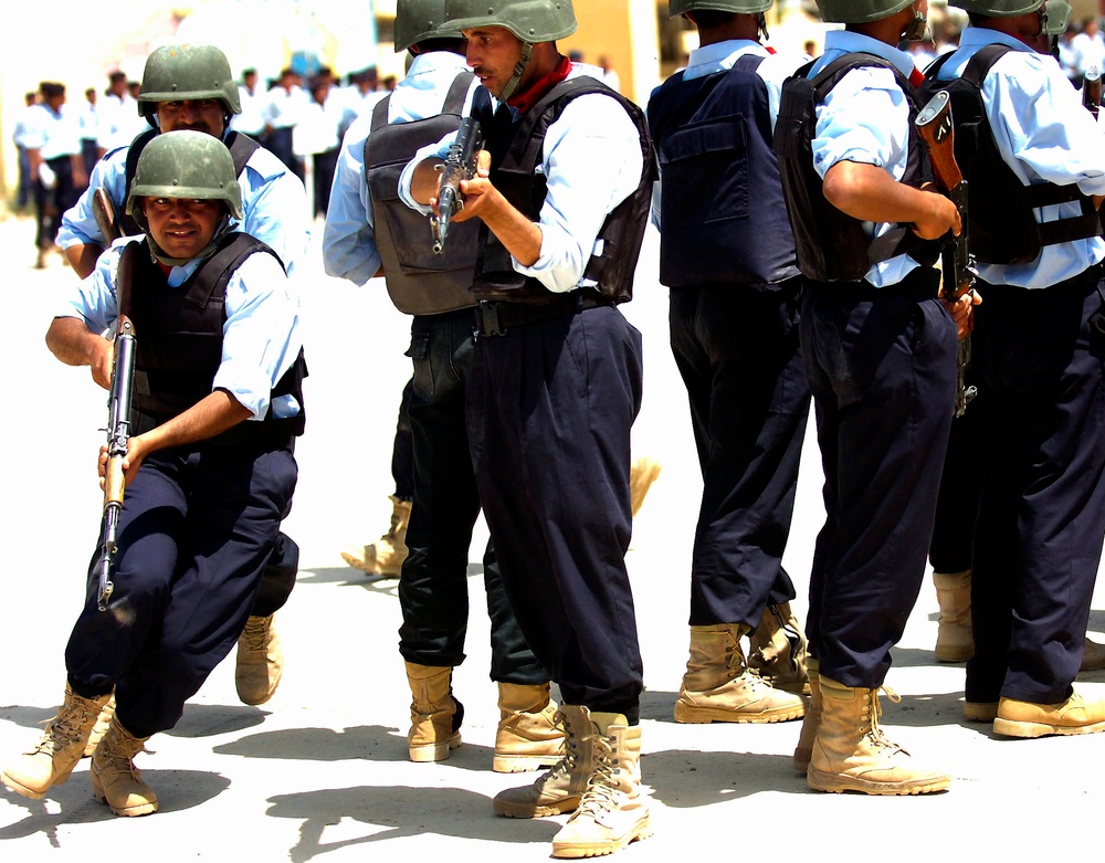Iraqi Police Recruits Graduate in Ceremony