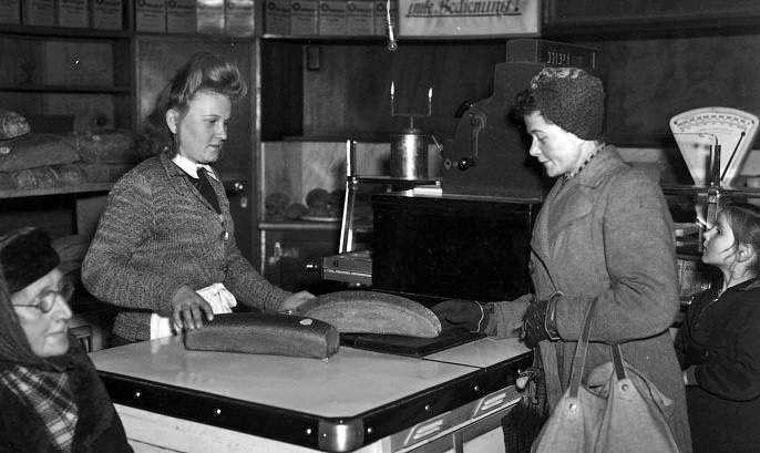 Berlin Bakers Rely on Airlifted Flour to Make Bread