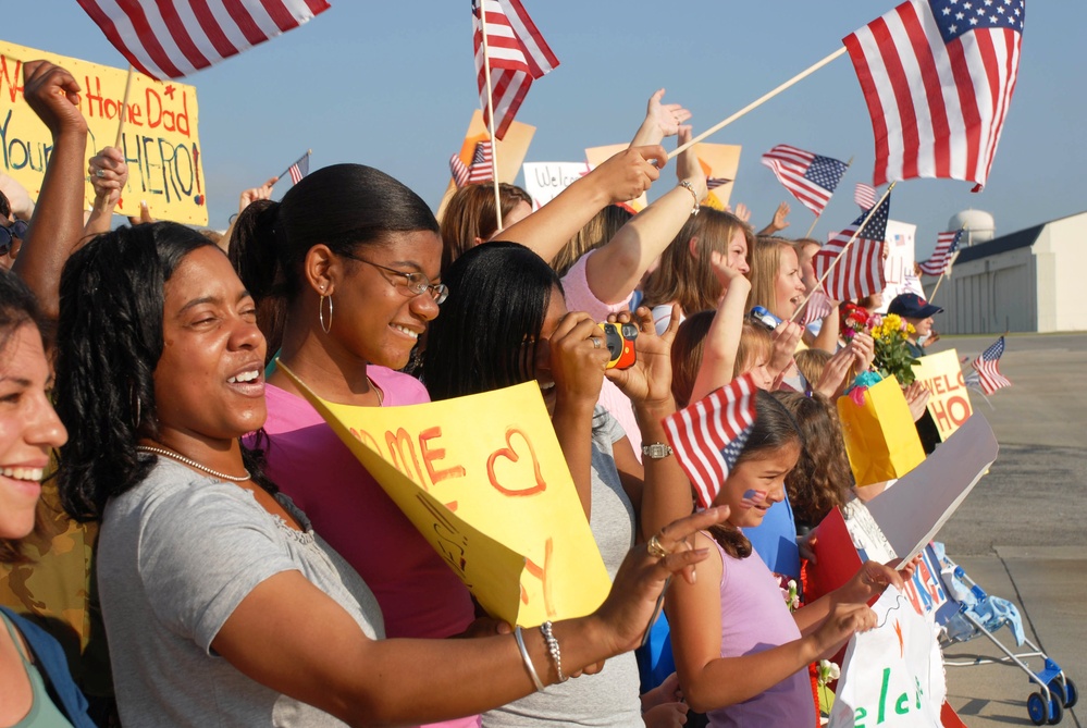 Hundreds of Extras Bring 'Army Wives' to Life on Charleston Air Force Base
