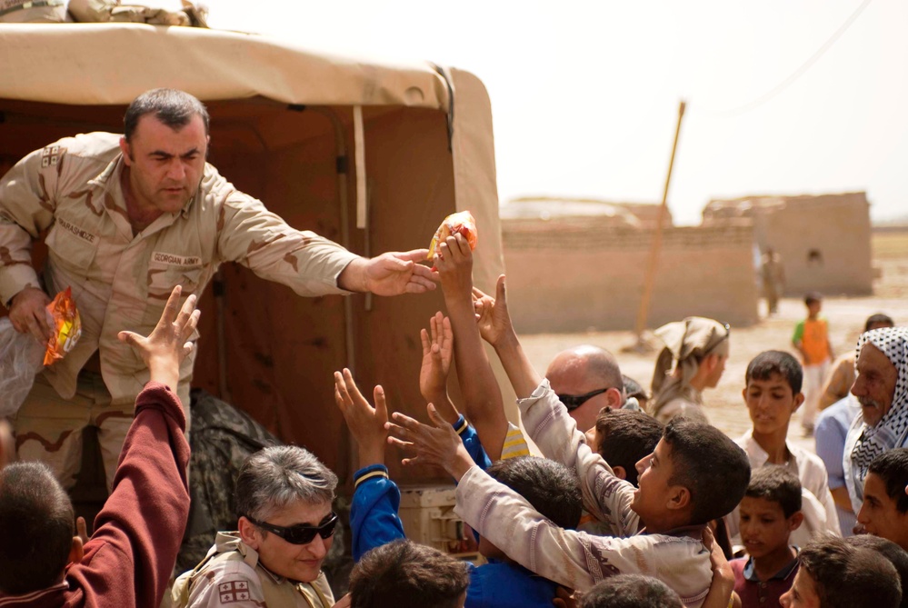 Georgian Soldiers Provide Aid to Iraqis in Byda Village