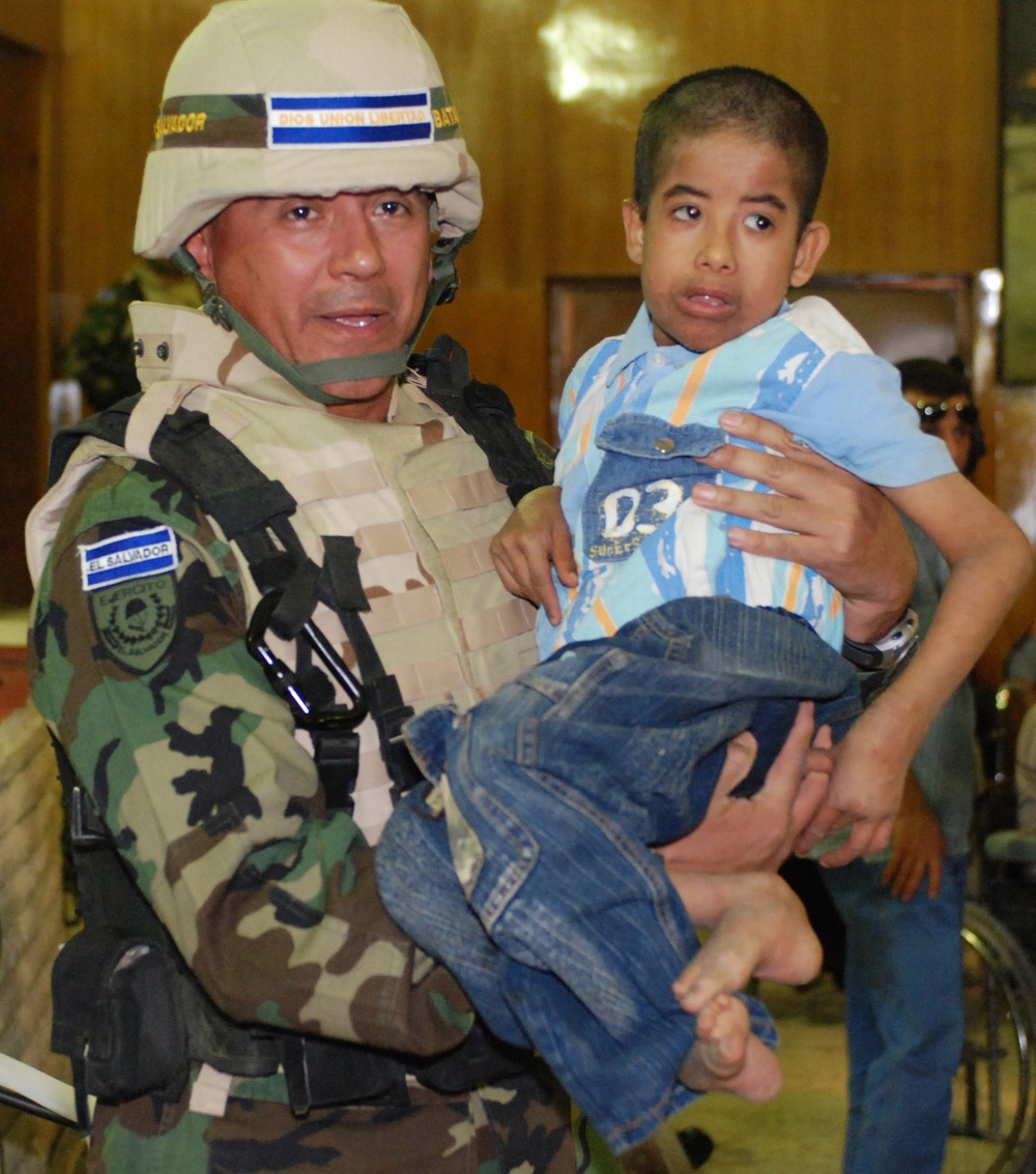 Salvadoran Commander Distributes Wheelchairs to Disabled Iraqi Youth