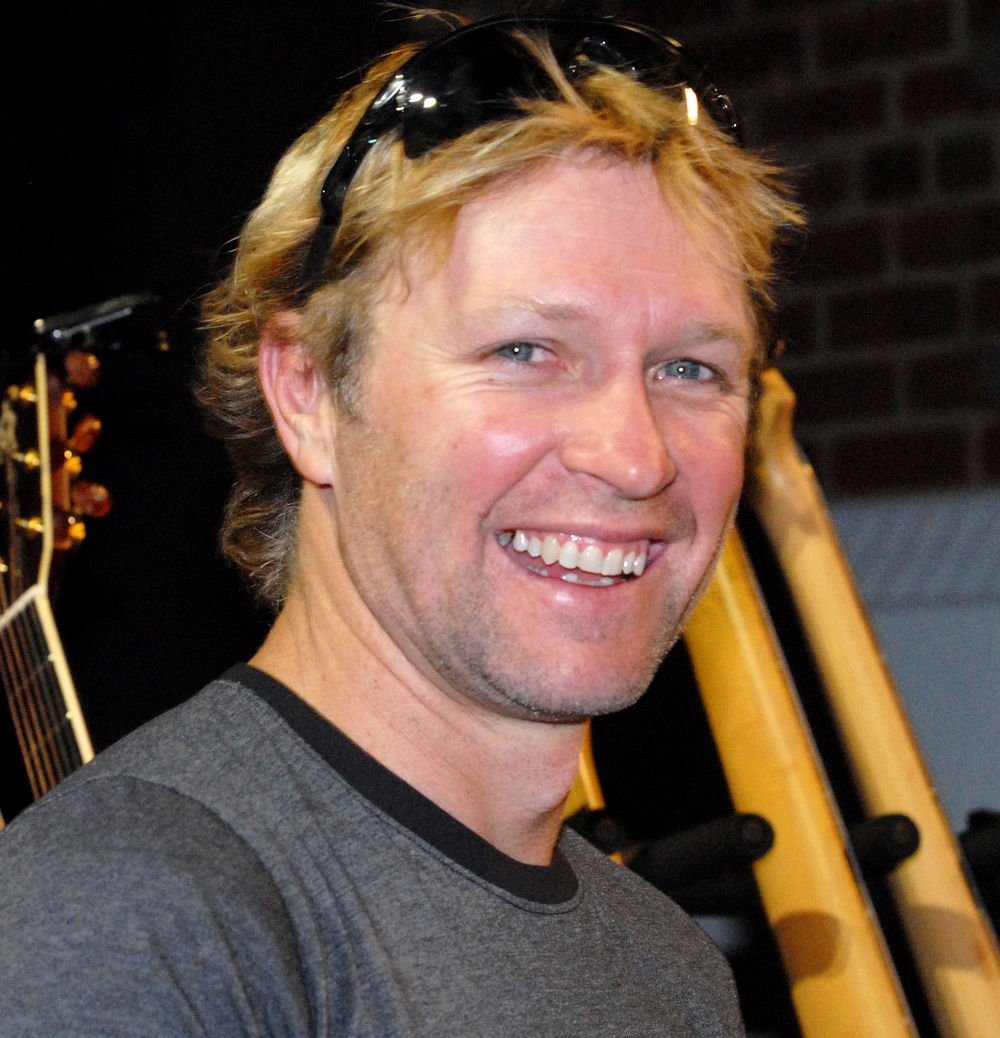 Country Star Craig Morgan Performs for Troops at Care Package Stuffing Party