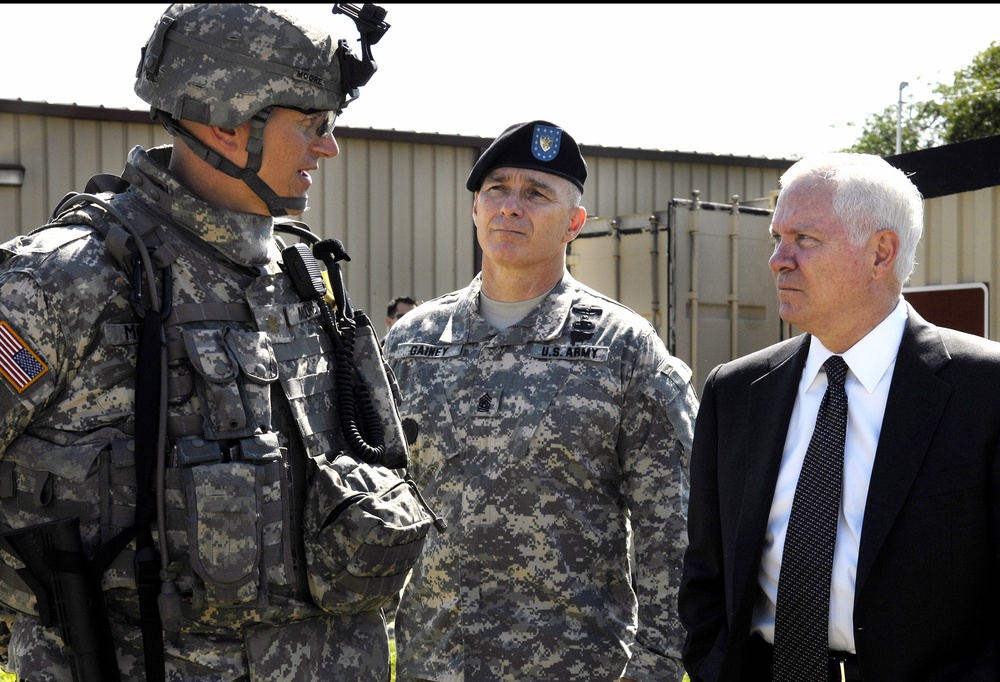 Gates and Top Enlisted Advisor Visit Soldier Training at Ft. Riley