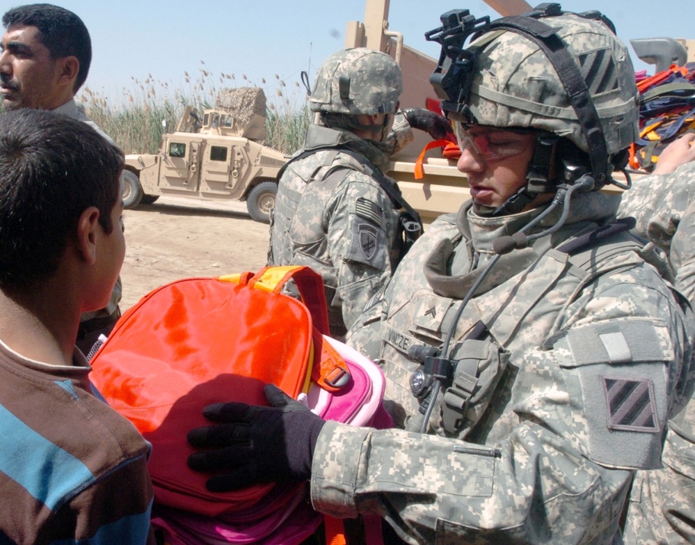 Texas Soldier Delivers School Supplies to Iraqi Students