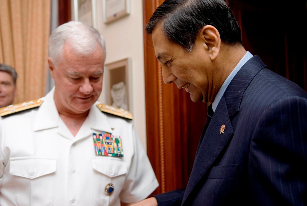 U.S. and Indonesian Military Leaders Discuss Closer Cooperation